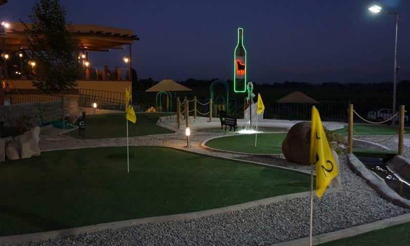 Mini golf de noche, con las canchas iluminadas